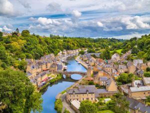 923778_dinan-is-a-picturesque-walled-town-in-brittany