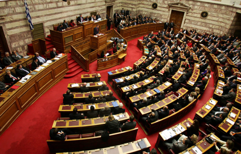 Ικανοποίηση στα ελληνικά κόμματα για τη νίκη Μακρόν