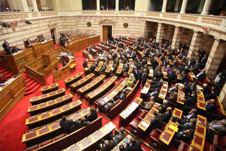 Σκληρή κόντρα στη Βουλή για τα μέτρα ύψους 4,9 δισ. ευρώ