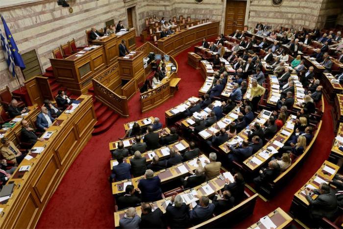 Λεφτά υπάρχουν: Αναδρομικά 24.000 ευρώ και οι βουλευτές