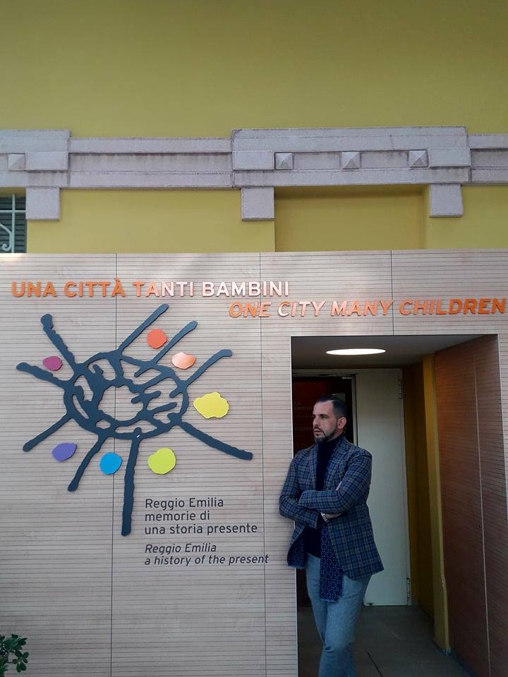 ΣΕ ΕΚΠΑΙΔΕΥΤΗΡΙΑ «REGGIO EMILIA», Ο ΔΙΕΥΘΥΝΤΗΣ ΤΟΥ        JUNIOR ACADEMY-ΧΕΡΡΟΝΑΣΙΟΣ ΣΧΟΛΗ