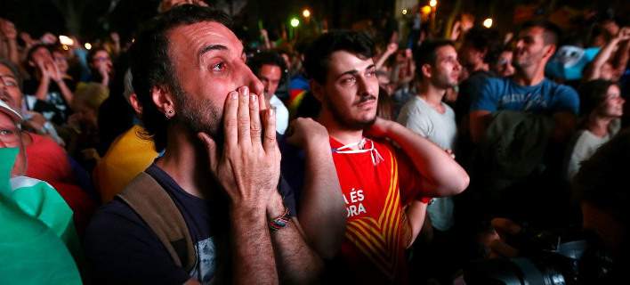 Ο ηγέτης της Καταλονίας «πάγωσε» την ανεξαρτητοποίηση -Εξαλλοι οι οπαδοί του, αντιδρά και η Ισπανία
