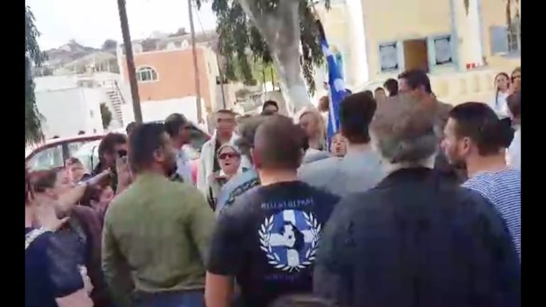 Δικογραφία για τα επεισόδια από Χρυσαυγίτες στην παρέλαση στη Σαντορίνη -Καταδικάζουν τα κόμματα