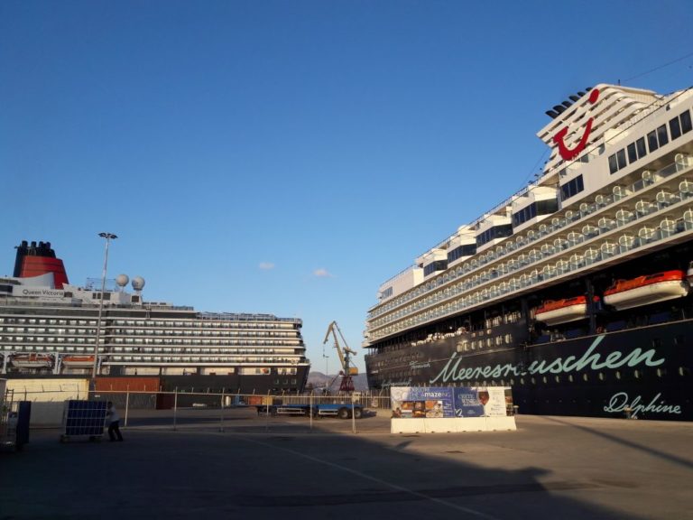 Λιμάνι  Ηρακλείου :δύο κρουαζιερόπλοια, το Mein Schiff 1 της εταιρείας Tui Cruises και το Queen Victoria της εταιρείας Cunard Line, κατέπλευσαν τα ξημερώματα στην προβλήτα IV – V