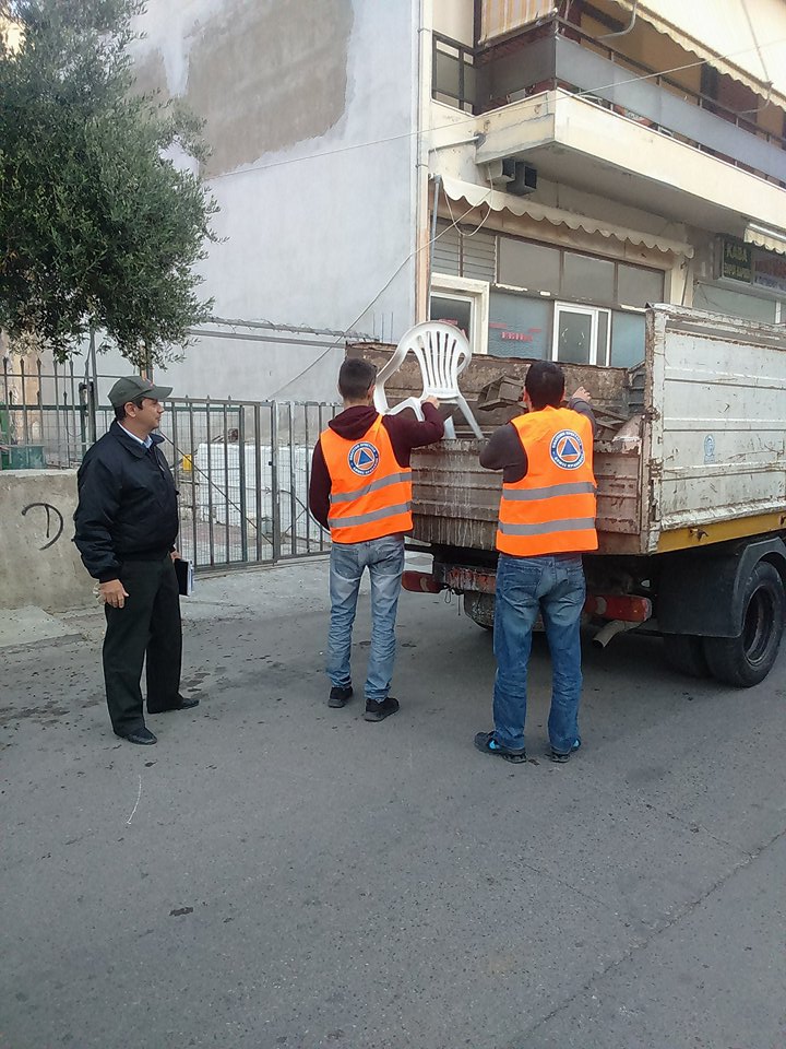 Συνεχίζονται οι έλεγχοι για την απομάκρυνση εμποδίων που χρησιμοποιούνται για παράνομη κράτηση θέσεων στάθμευσης από τους δρόμους του Ηρακλείου