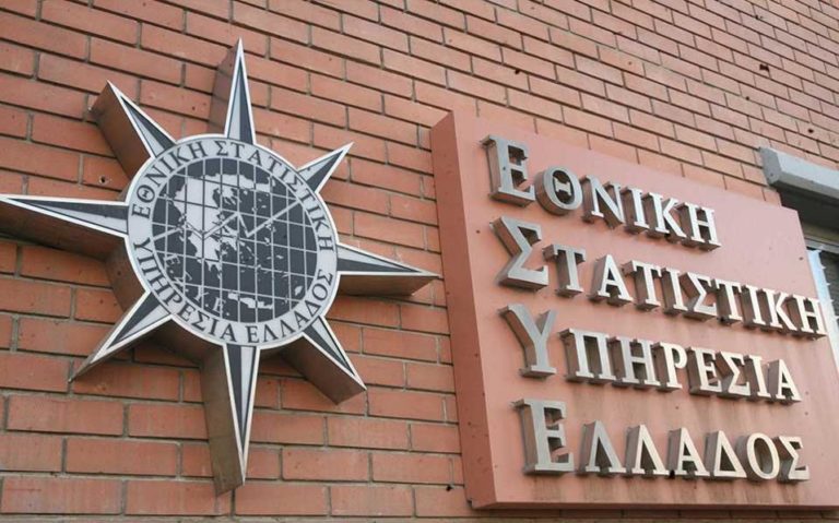Η ΕΛΣΤΑΤ σκιαγραφεί το προφίλ του μέσου Έλληνα: Πώς ζει και πόσο ευχαριστημένος είναι