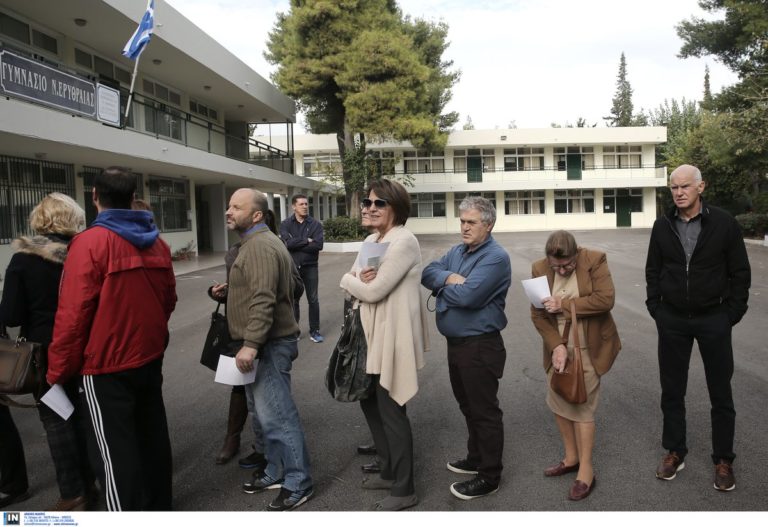 Στήθηκε στην ουρά ο Γιώργος Παπανδρέου -Ψήφισε για αρχηγό της Κεντροαριστεράς