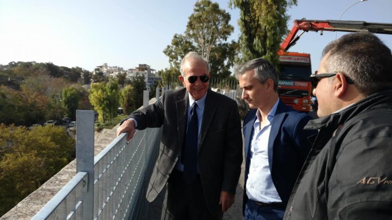 Τοποθετούνται κάγκελα στο πεζοδρόμιο της οδού ΔουκόςΜποφώρ