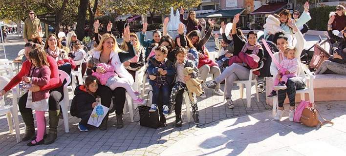 Μητέρες θηλάζουν δημόσια τα μωρά τους στην πλατεία της Κομοτηνής