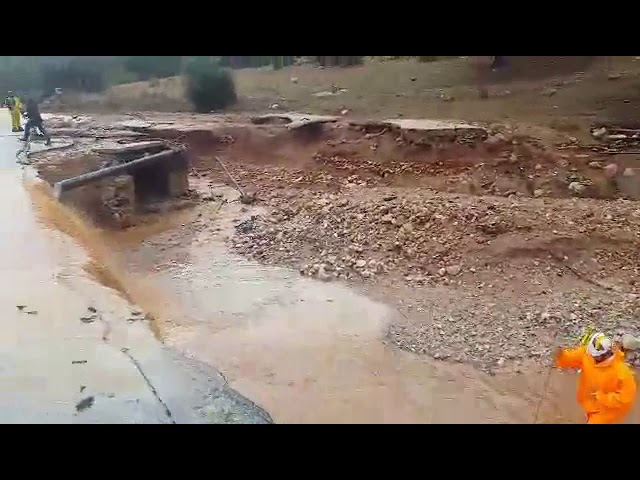 Μ ε κοντάρια ψάχνουν στη λάσπη για αγνοόυμενους-βρέθηκε ένας ζωντανός