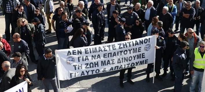 Στους δρόμους οι ένστολοι της Κρήτης -Διαμαρτύρονται για την αφαίμαξη μισθών/συντάξεων