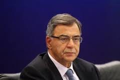 Δεξιά ή αριστερή λαβή στους θεσμούς;