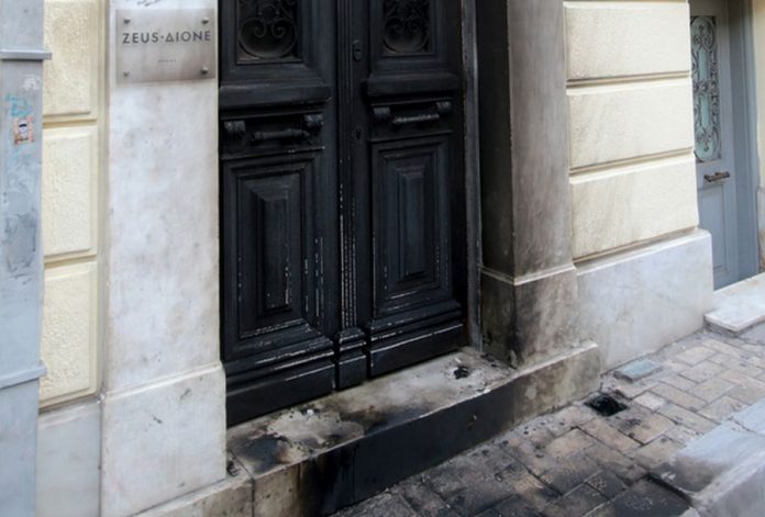 Επίθεση με γκαζάκια στην επιχείρηση της Μαρέβας Μητσοτάκη