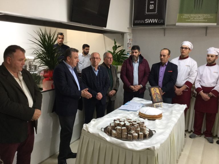 Είστε οι καλύτεροι «πρεσβευτές» της Κρητικής κουζίνας, είπε ο Περιφερειάρχης απευθυνόμενος στο Προεδρείο και στα μέλη της Λέσχης Αρχειμαγείρων Κρήτης
