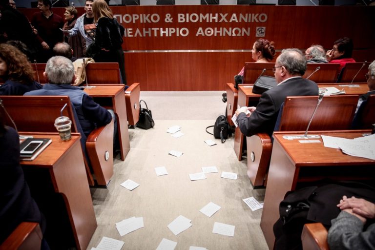 Εισβολή του Ρουβίκωνα σε εκδήλωση με ομιλητή τον Τσακαλώτο