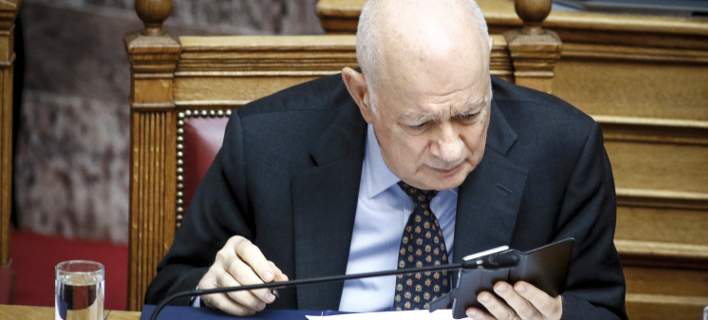 «Λυπάμαι πολύ, η ζωή τα έφερε διαφορετικά» -Μ’ αυτό το sms απάντησε ο Τσίπρας στην παραίτηση Παπαδημητρίου