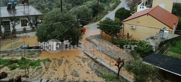 Πρωτοφανής βροχόπτωση στα Σφακιά της Κρήτης: Πλημμύρισαν σπίτια και έκλεισαν δρόμοι