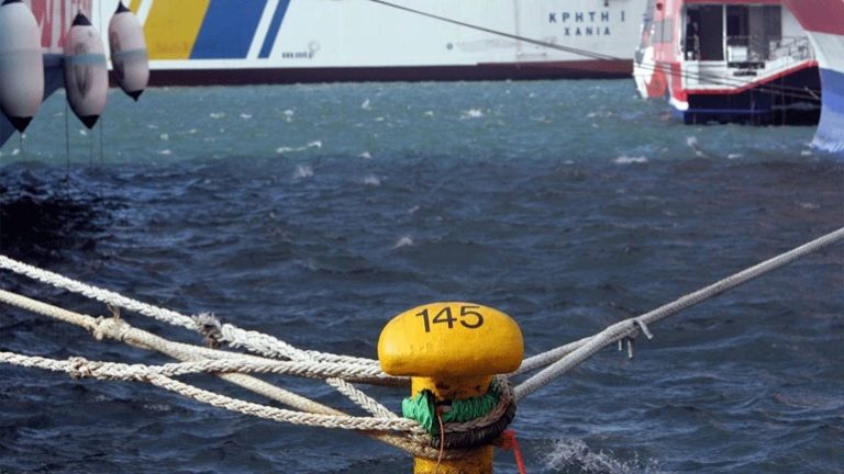 Οι ισχυροί άνεμοι κράτησαν δεμένα τα πλοία στον Πειραιά -Απαγορευτικό απόπλου μέχρι τις 6 το απόγευμα
