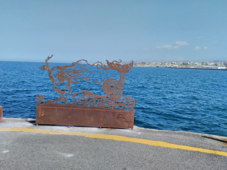 Μία γοργόνα που αποχαιρετά και καλωσορίζει τα πλοία και τους επιβάτες