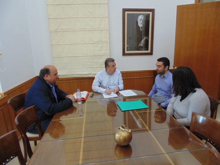 Υπογράφηκε από τον Περιφερειάρχη Κρήτης το έργο της μεταφοράς των μαθητών του Λασιθίου