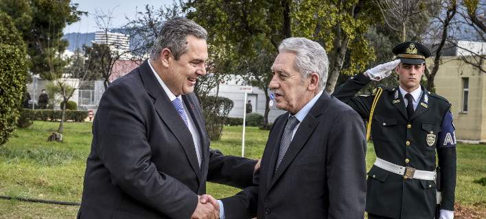 Με απόδοση τιμών υποδέχθηκε ο Καμμένος τον Κουβέλη στο υπουργείο Αμυνας