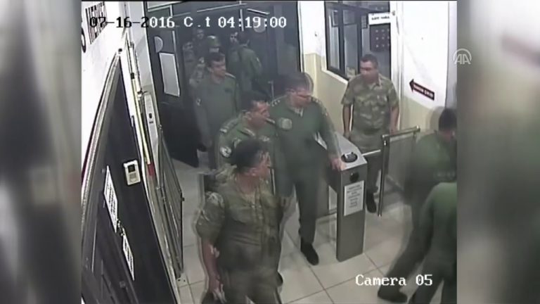 Βίντεο με τους 8 Τούρκους αξιωματικούς να διαφεύγουν στην Ελλάδα -«Συμμετείχαν στο πραξικόπημα», λέει η Αγκυρα