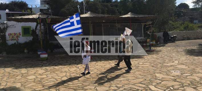 Ο μοναχικός σημαιοφόρος στους Αρκιούς -Ο 8χρονος Χρήστος, που έκανε μόνος του παρέλαση