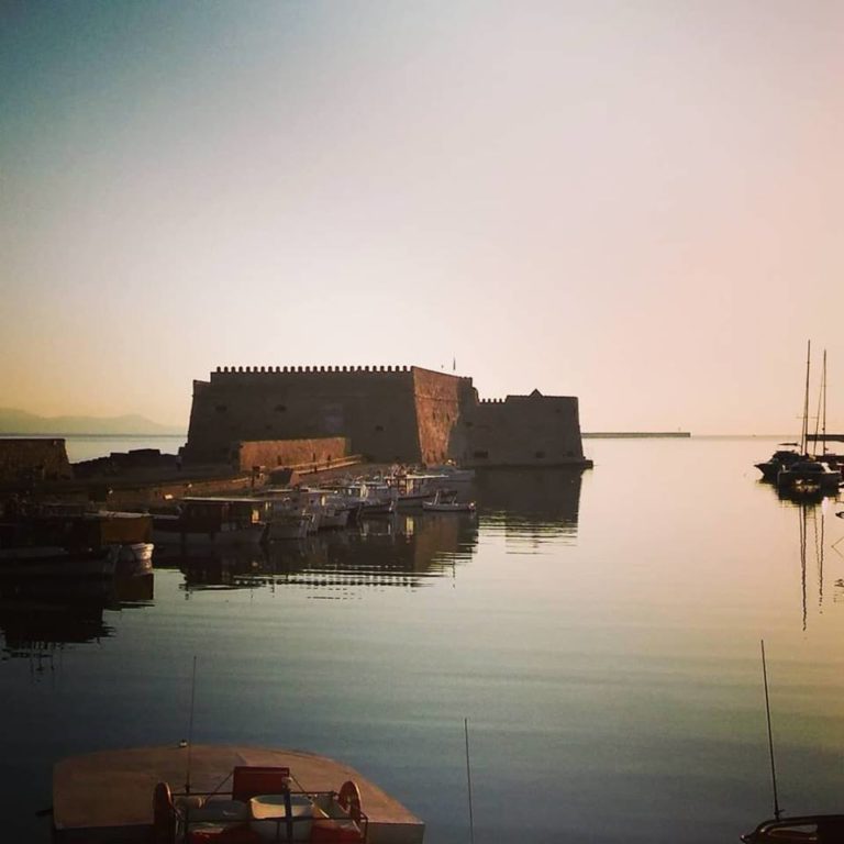 Πρωινή μαγεία με φόντο το Κούλε