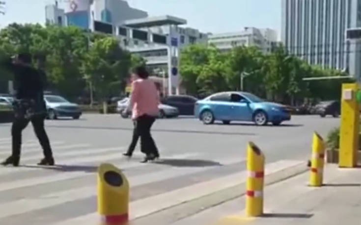 Έτσι τιμωρεί πλέον η Κίνα τους πεζούς που δεν σέβονται τους σηματοδότες