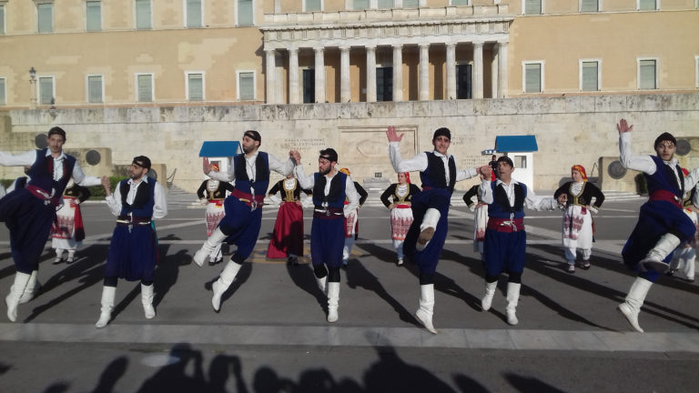 Οι Κρητικοί συναντούν τους τσολιάδες στο Σύνταγμα