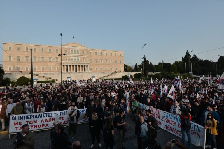 «Χαμός» στο κέντρο της Αθήνας από την αντιπολεμική πορεία του ΠΑΜΕ