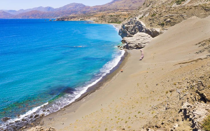 Η άγνωστη παραλία στην Κρήτη με το άγριο τοπίο -Τεράστιοι αμμόλοφοι, εξωτικές θαλασσοσπηλιές