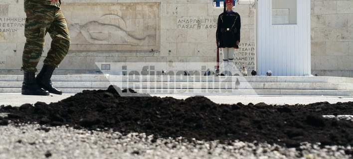Εργαζόμενοι της ΓΕΝΟΠ-ΔΕΗ έριξαν λιγνίτη μπροστά στο μνημείο του Αγνωστου Στρατιώτη