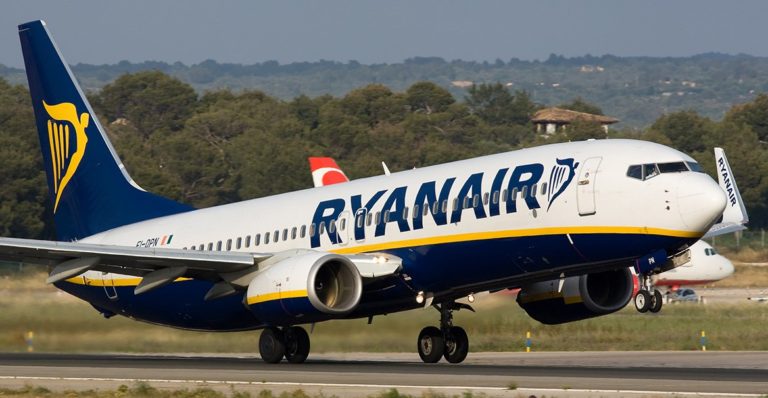 Η Ryanair μειώνει τις πτήσεις εσωτερικού και κλείνει τη βάση της στα Χανιά