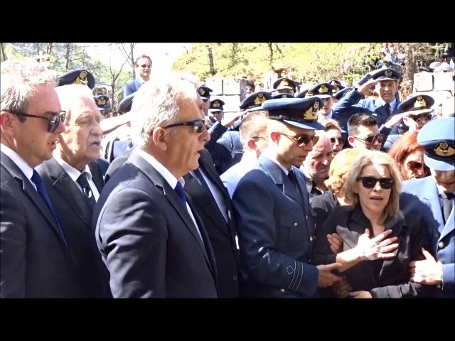 Η χήρα του ήρωα σμηναγού Μπαλταδώρου ψάλλει πάνω από το φέρετρο τον Εθνικό Ύμνο