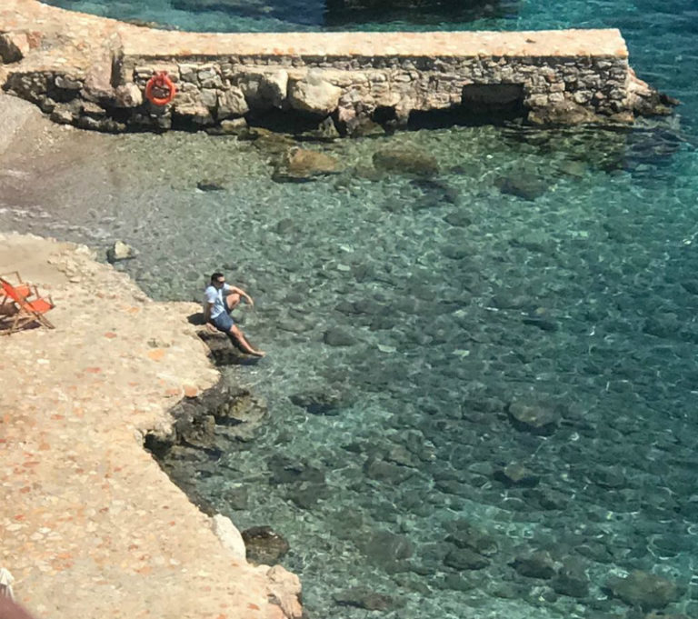 Ο Τσίπρας σκεπτόμενος: Η φωτογραφία από την Τήλο που προκάλεσε αίσθηση
