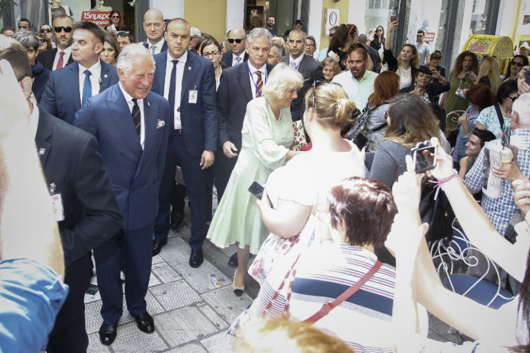 Κάρολος και Καμίλα έκαναν βόλτα στην Ερμού & προσκύνησαν στην Καπνικαρέα