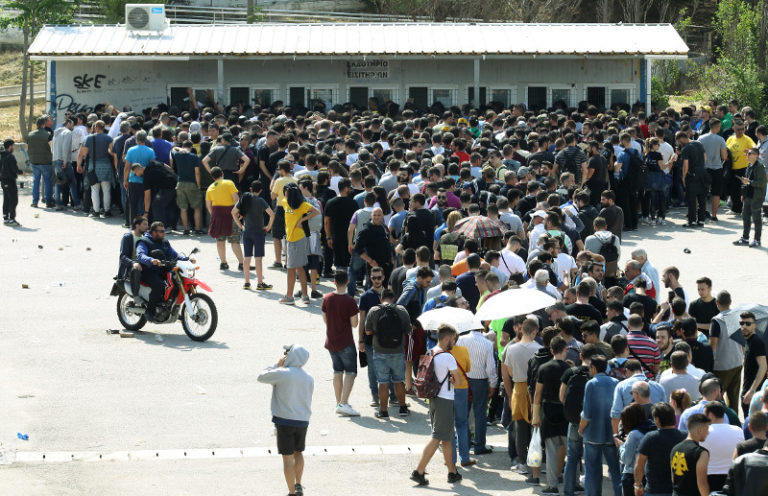 Τρέλα για τον τελικό: Απίστευτη ουρά από τους φίλους της ΑΕΚ για ένα εισιτήριο