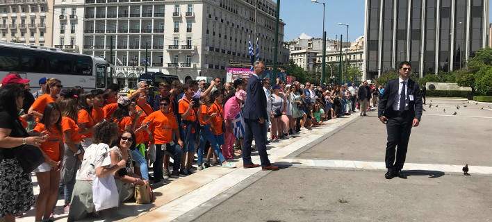 Πλήθος κόσμου στο Μνημείο του Αγνώστου Στρατιώτη για τον Κάρολο και την Καμίλα
