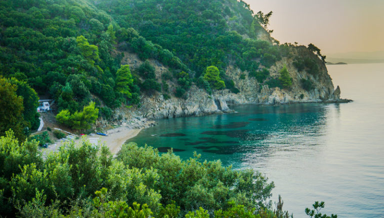 Αυτές είναι οι 519 ελληνικές παραλίες που πήραν «Γαλάζια Σημαία»