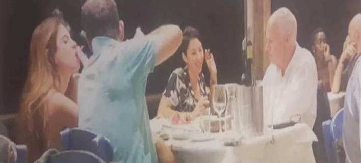 Ο Γιώργος Παπανδρέου γιόρτασε τα γενέθλιά του σε ταβέρνα, με την σύντροφό του και την κόρη του στην Χερσόνησο