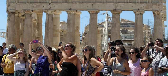 Guardian: Γιατί ο τουρισμός στα ελληνικά νησιά μπορεί να γυρίσει μπούμερανγκ