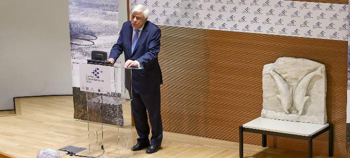 Ο Παυλόπουλος εγκαινίασε το Διεθνές Θερινό Πανεπιστήμιο Σύρου και τους έκανε και ένα γρήγορο μάθημα