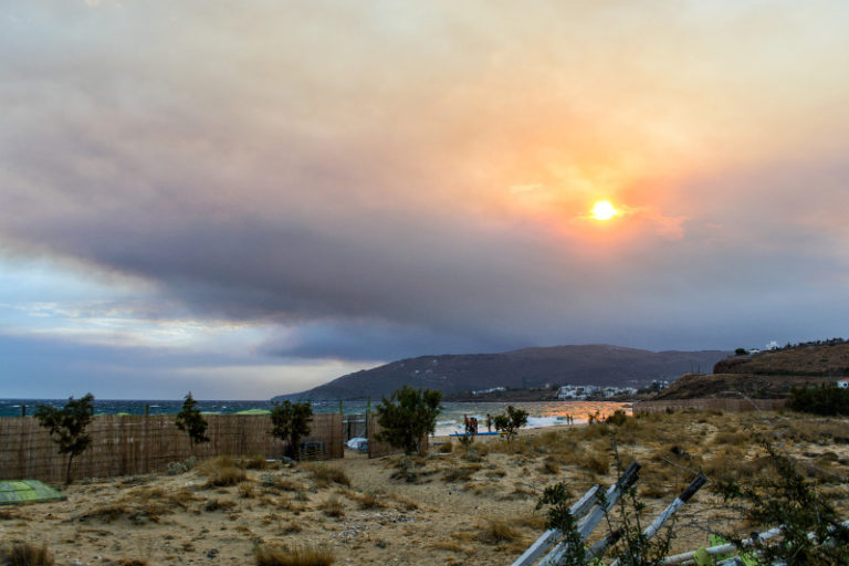 Βλέπουν από την Ανδρο τη φωτιά στο Μάτι -Μέχρι τη Σύρο έφτασαν οι καπνοί