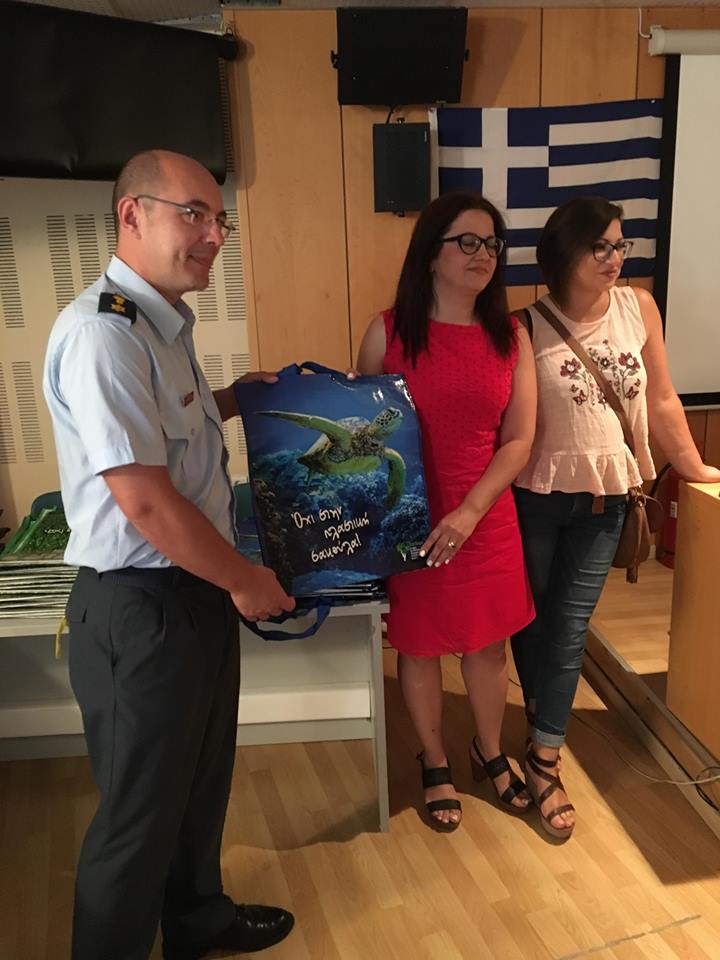 Με δράση στο Αστυνομικό Μέγαρο συνεχίστηκε η εκστρατεία του ΕΣΔΑΚ για την μείωση της χρήσης της πλαστικής σακούλας