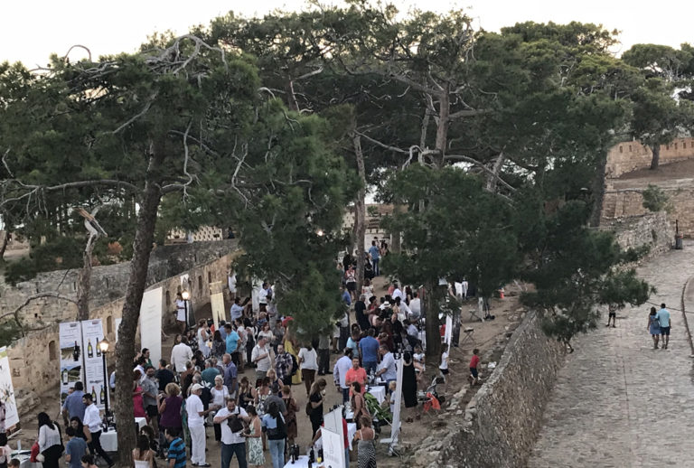 Το κρητικό κρασί μάγεψε τους επισκέπτες του Ρεθύμνου στην εκδήλωση γευσιγνωσίας που διοργανώθηκε στην Φορτέτζα Ρεθύμνου