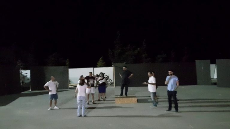 Η Δημοτική Θεατρική Ομάδα “Δρώντες επί σκηνής” έκαναν πλάκα στη σκηνοθέτη μία εβδομάδα πριν την πρεμιέρα της “Λυσιστράτης”