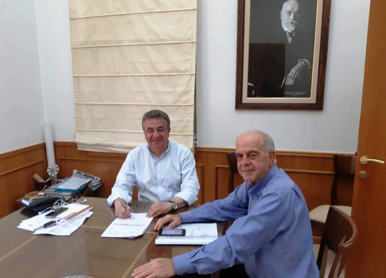 Ο Περιφερειάρχης παρόντος του Δημάρχου Ηρακλείου υπέγραψε την ένταξη στο ΕΣΠΑ της ανέγερσης σύγχρονου νηπιαγωγείου στην Αγ. Αικατερίνη