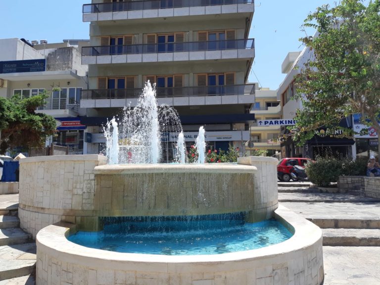 Σε λειτουργία τέθηκε ξανά το συντριβάνι στην Πλατεία Κορνάρου
