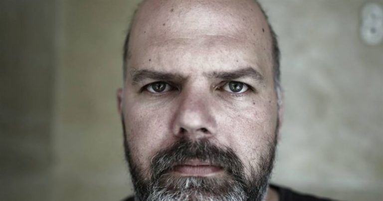 Ανάρτηση – «καταπέλτης» από φωτορεπόρτερ για την απαγόρευση φωτογράφισης του διαγγέλματος Τσίπρα